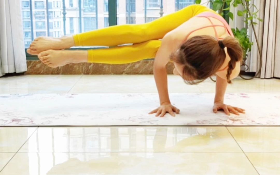 侧乌鸦式瑜伽好身材练起来 瑜伽体式分享