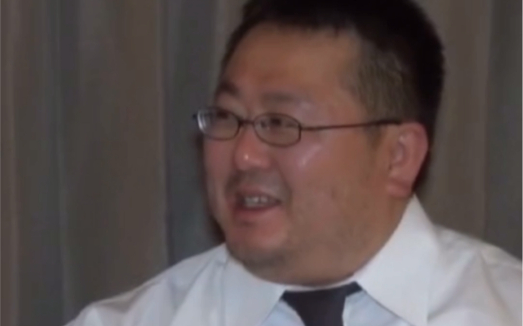 开心快乐的胖熊西装大叔