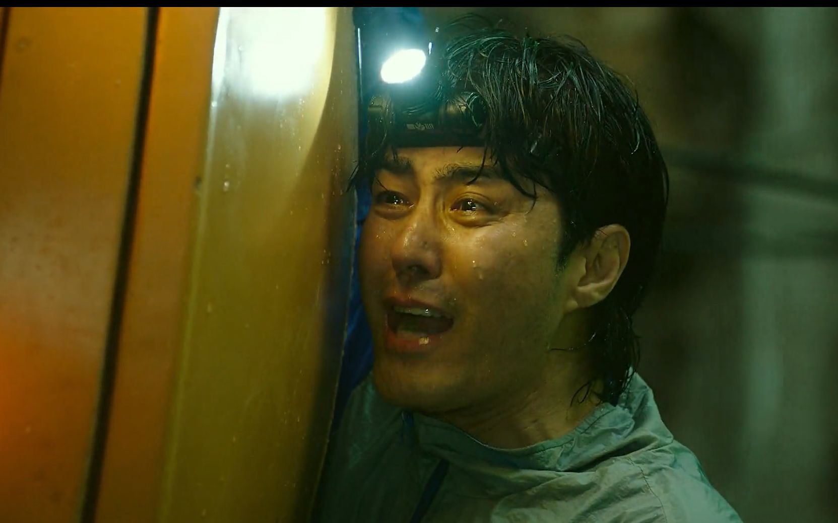 刚买的新楼塌陷到地下500m被困人员如何求生2021韩国电影地陷