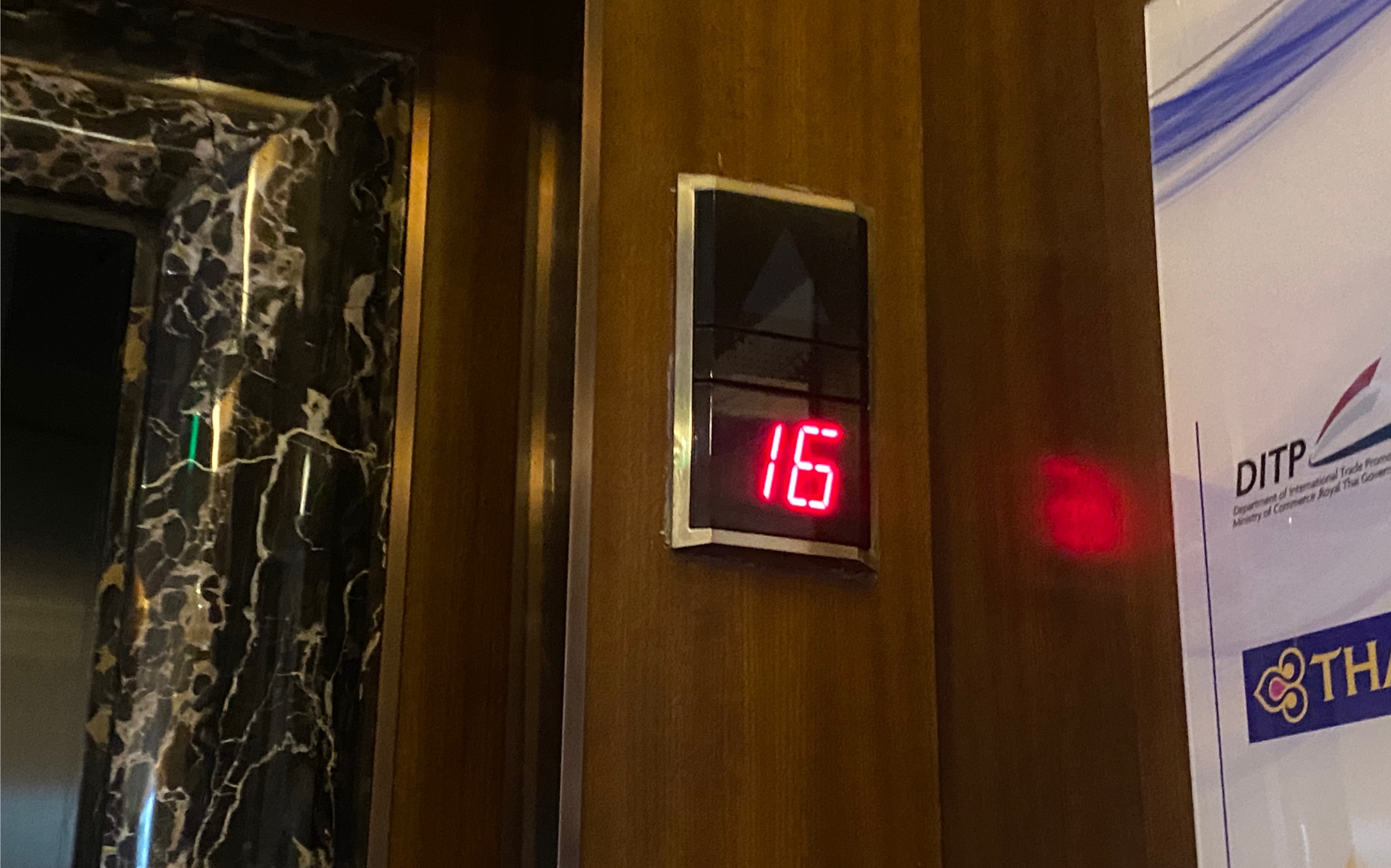 90年代的老奥的斯e311电梯,可惜按钮更换过.