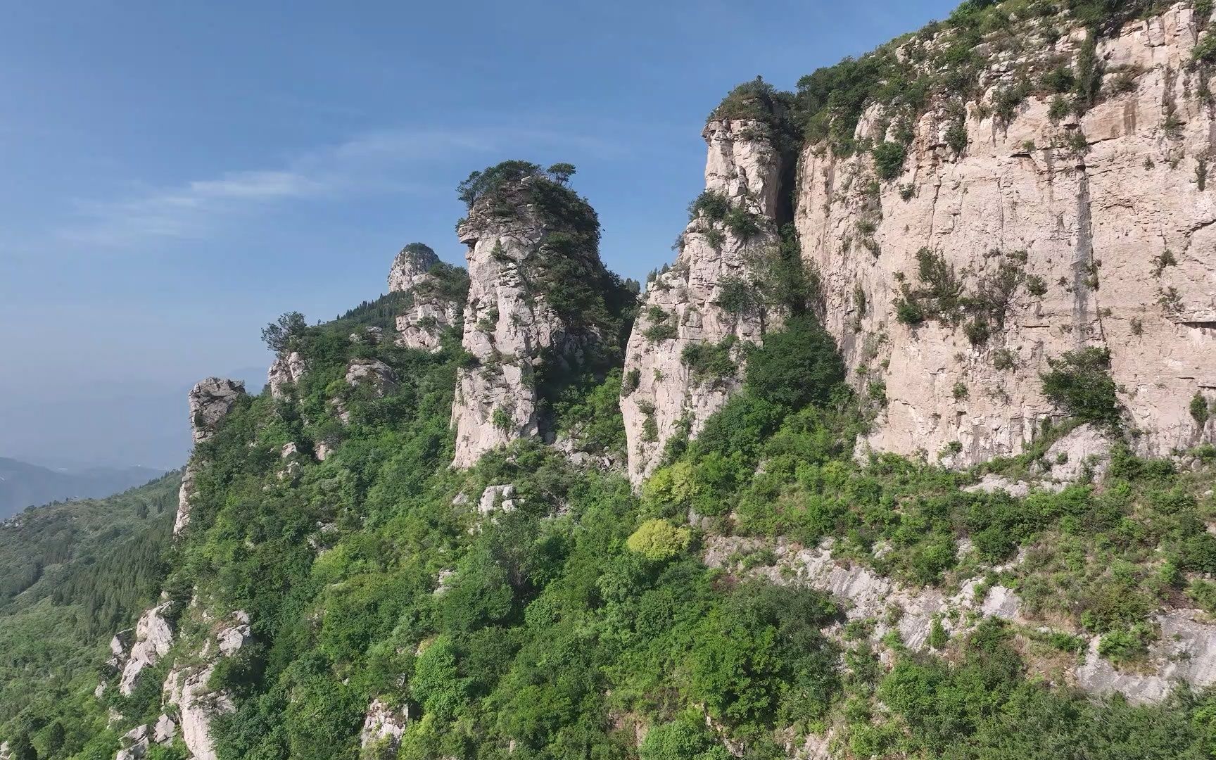 济南锦绣川南部的大山上有一处大裂谷,被当地村民称为"老虎窝"_哔哩