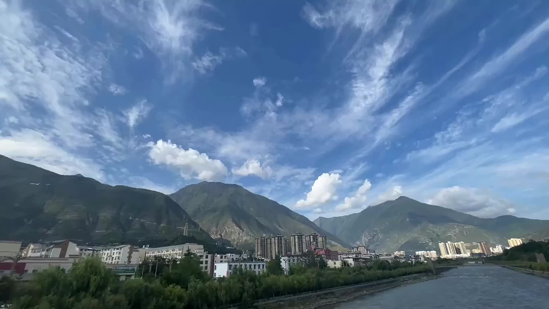蓝天白云晴空万里最美的风景在路上