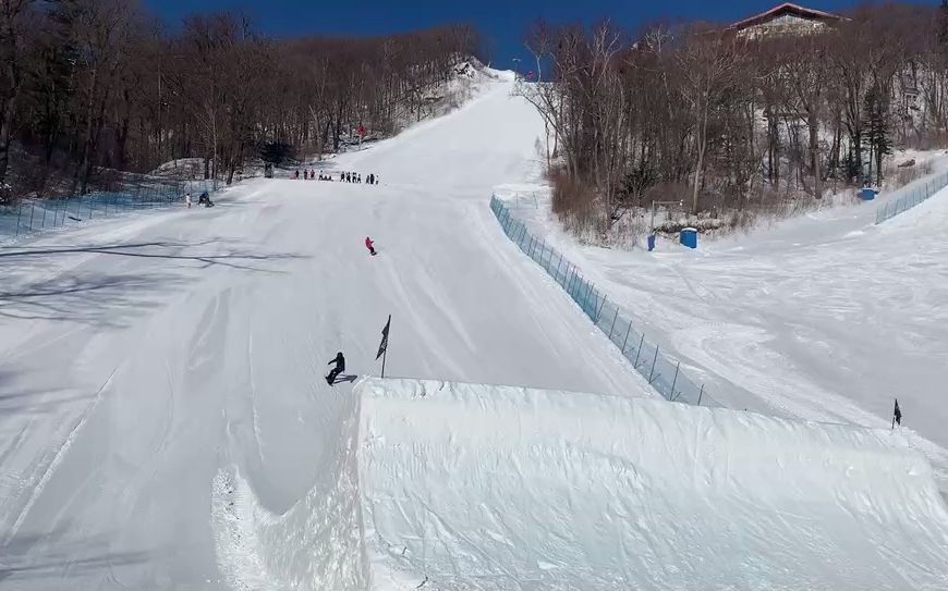 张桐滑雪图片