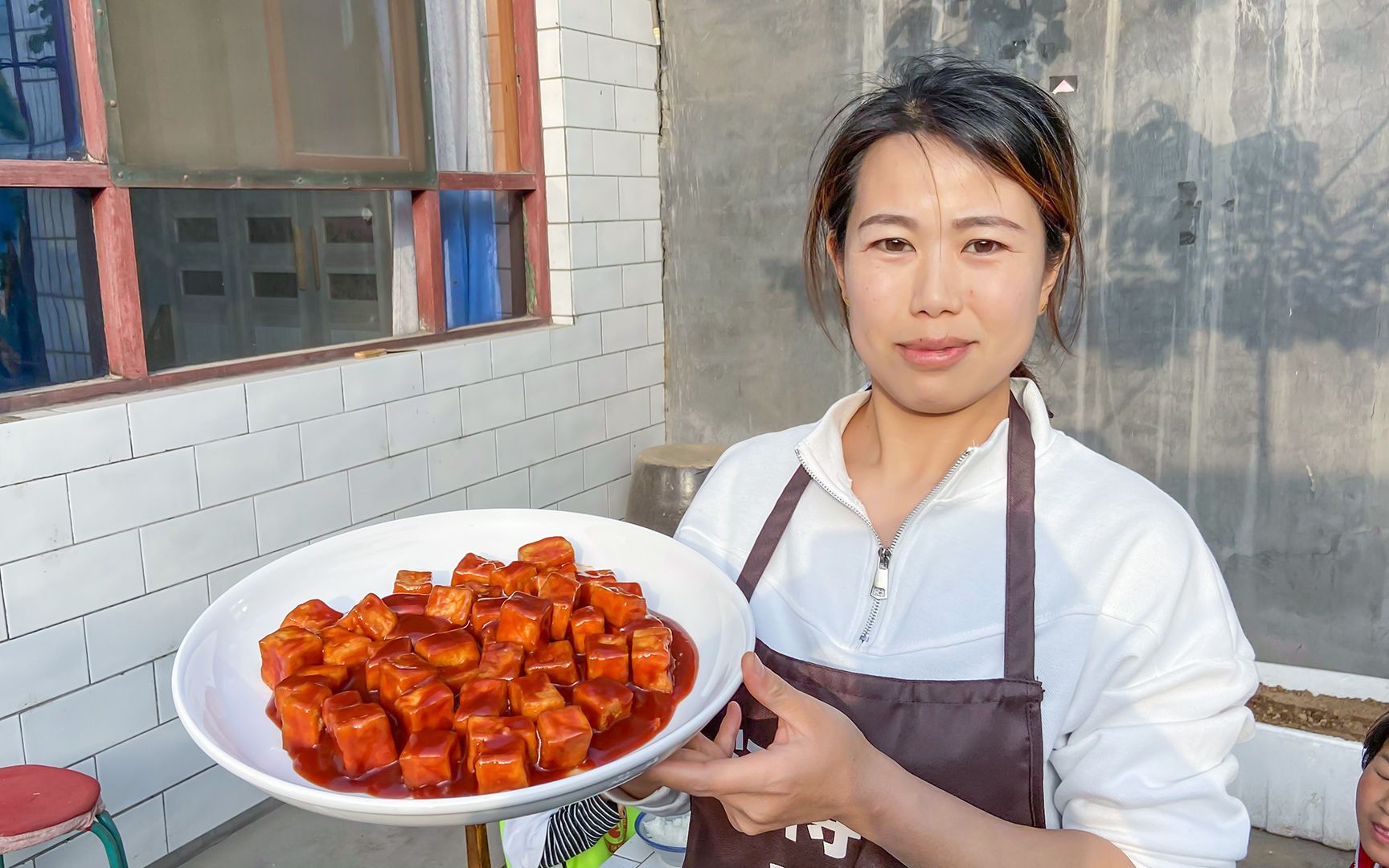 小勇给孩子们做糖醋脆皮豆腐,外脆里嫩酸甜可口,一家人都爱吃哔哩哔哩bilibili