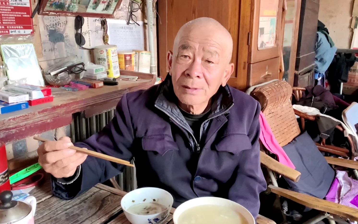 农村78岁大爷爱喝酒,年轻时是个大能人,看大爷都做过啥?