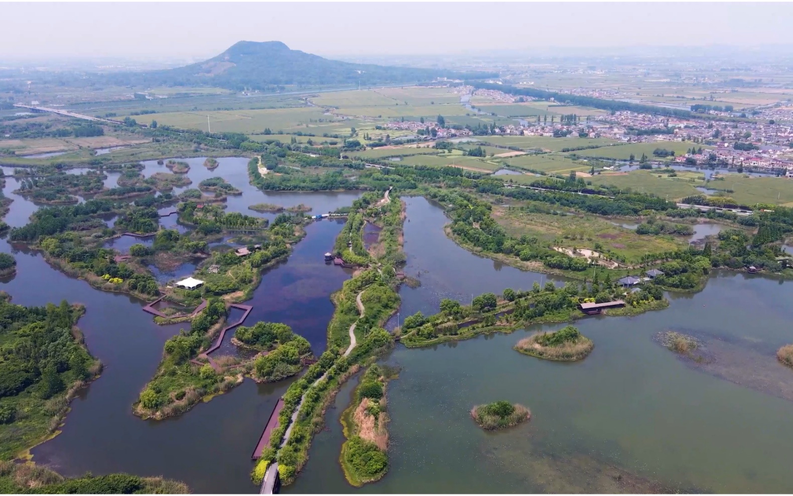 大江之东,金陵地左有小泽.梁时隐者弘景云:小泽即丹湖也.湖随山而得名丹湖、赭湖、绛沿湖,现称之为赤山湖哔哩哔哩bilibili