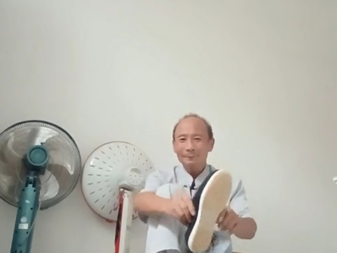 小老头穿圆口布鞋啦
