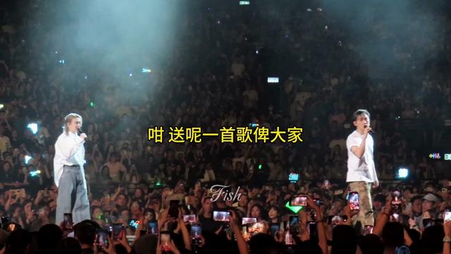 mc难得穿短袖唱的 和jer的合唱～(拍得超手震版)「for你哋～for赋二代