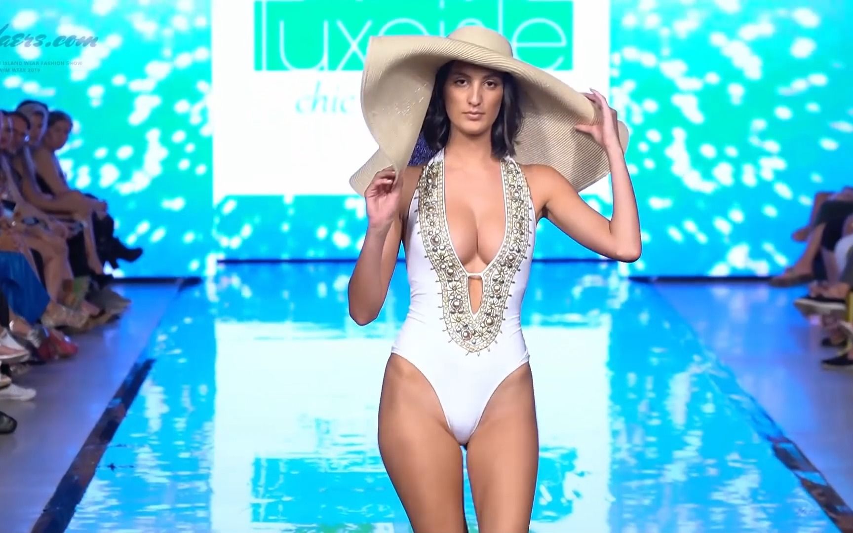 Luxe Isle Island Swimwear Fashion Show SS 2020 Miami Swim Week 2019 Art Hearts哔哩哔哩bilibili