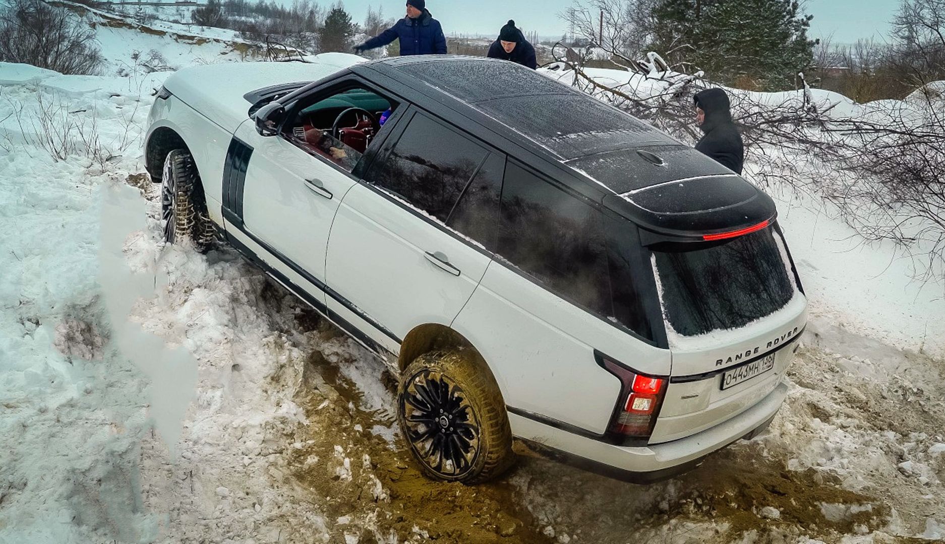 300万路虎揽胜挑战爬雪坡,一脚油门下去,彻底尴尬了!