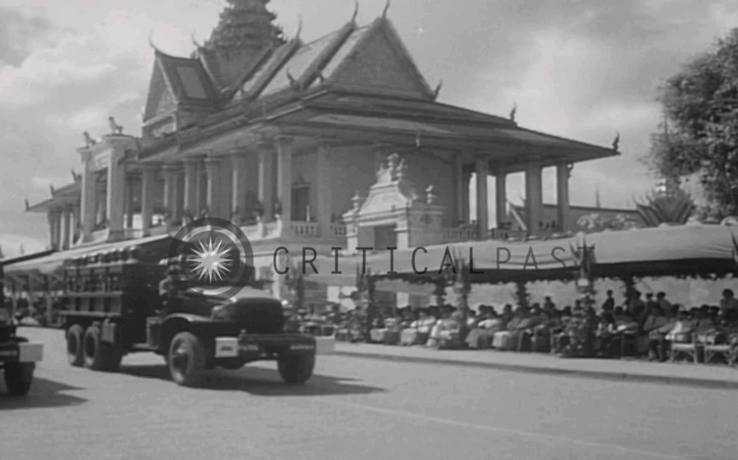 1957年柬埔寨独立日国王诺罗敦ⷨ‹拉玛里特(នរោត្ដម សុរាម្រិត)检阅部队哔哩哔哩bilibili