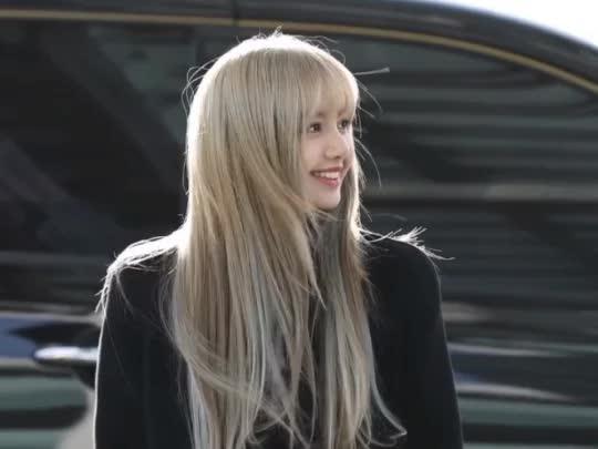 lisa机场直拍——银白长直发的冬日氛围感!