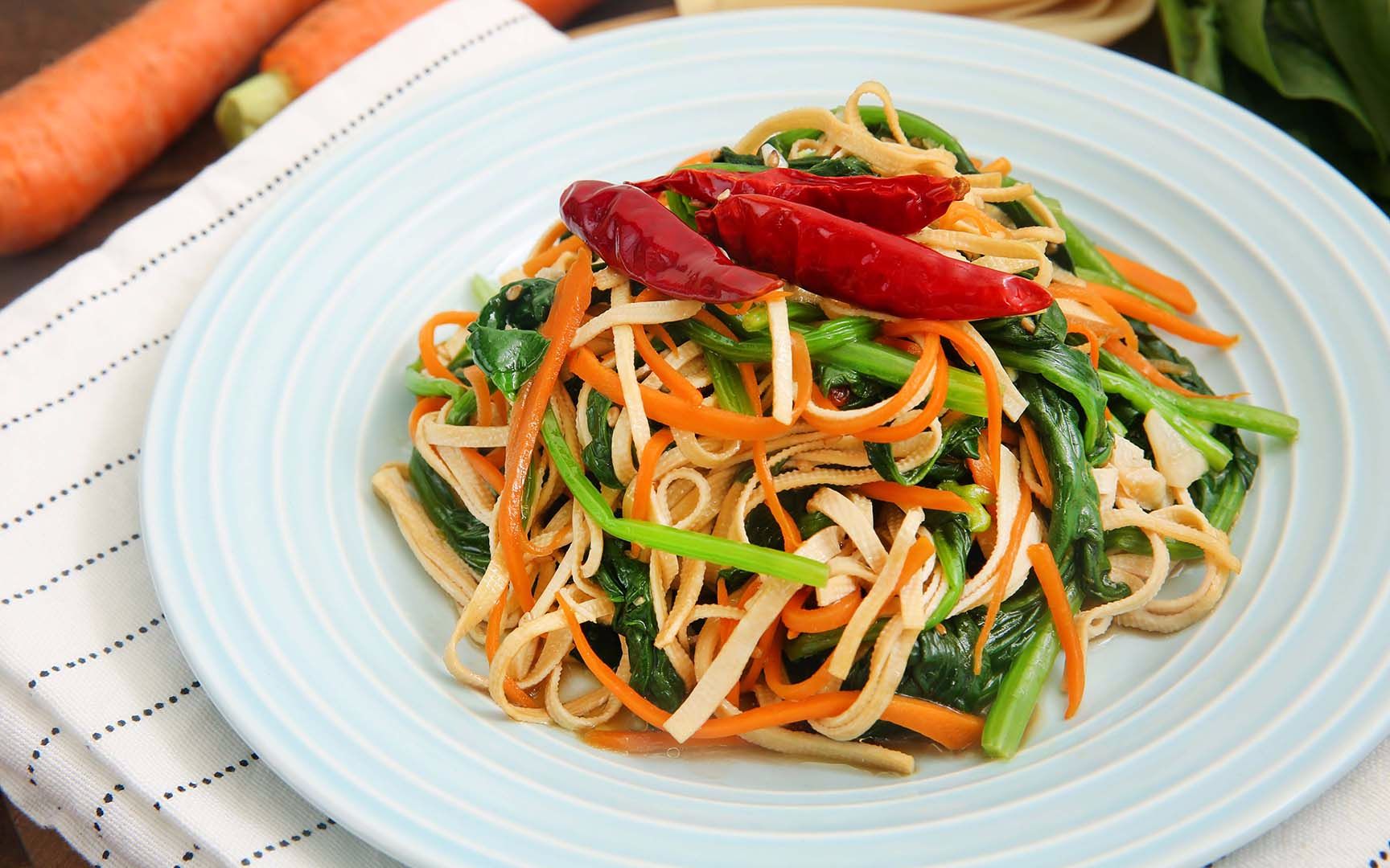 3分钟就搞定的爽口小凉菜,菠菜拌豆皮