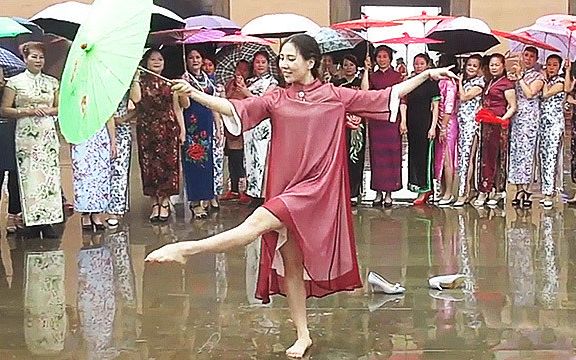 [图]【熙雅女子学堂】舞蹈老师雨中跳古风神曲《风筝误》 太有气质了 路人都看呆了