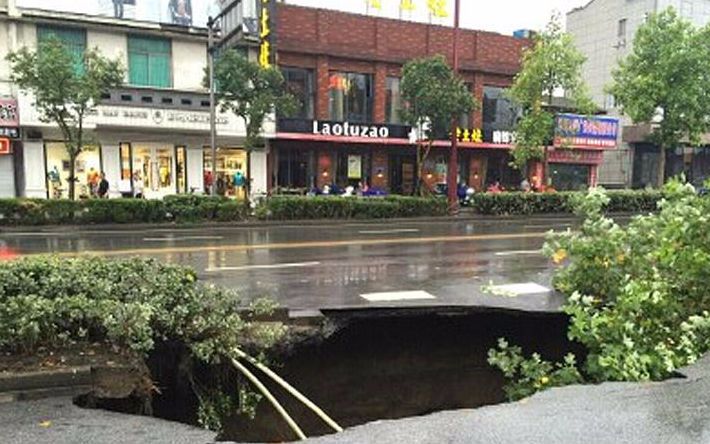 深夜公路竟突然塌陷,后面却开来一辆电动车...哔哩哔哩bilibili