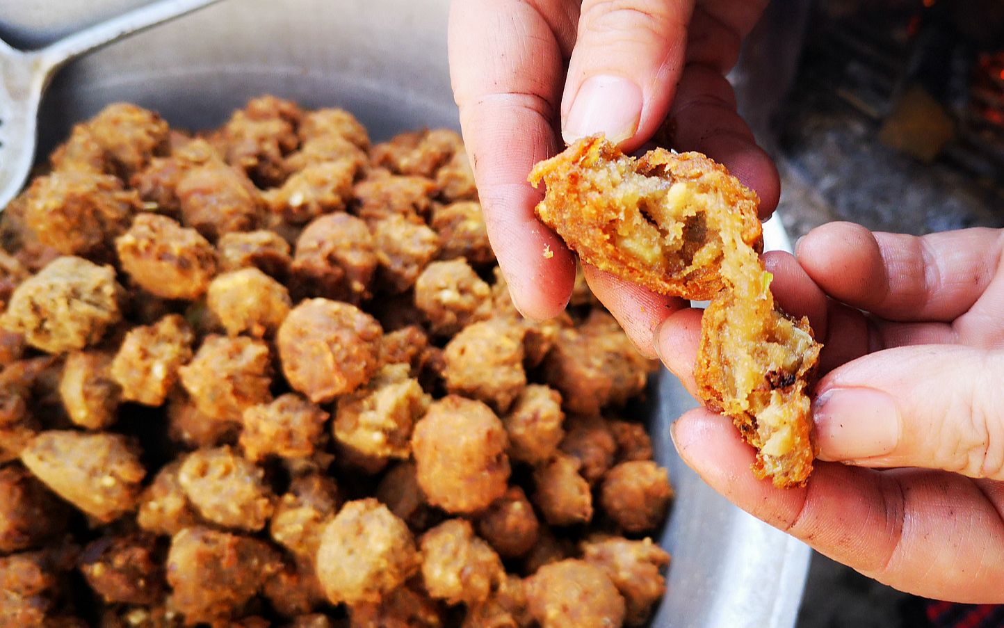 春节了农村老太教你炸丸子,又酥又脆,一次炸3盆,送闺女送亲戚