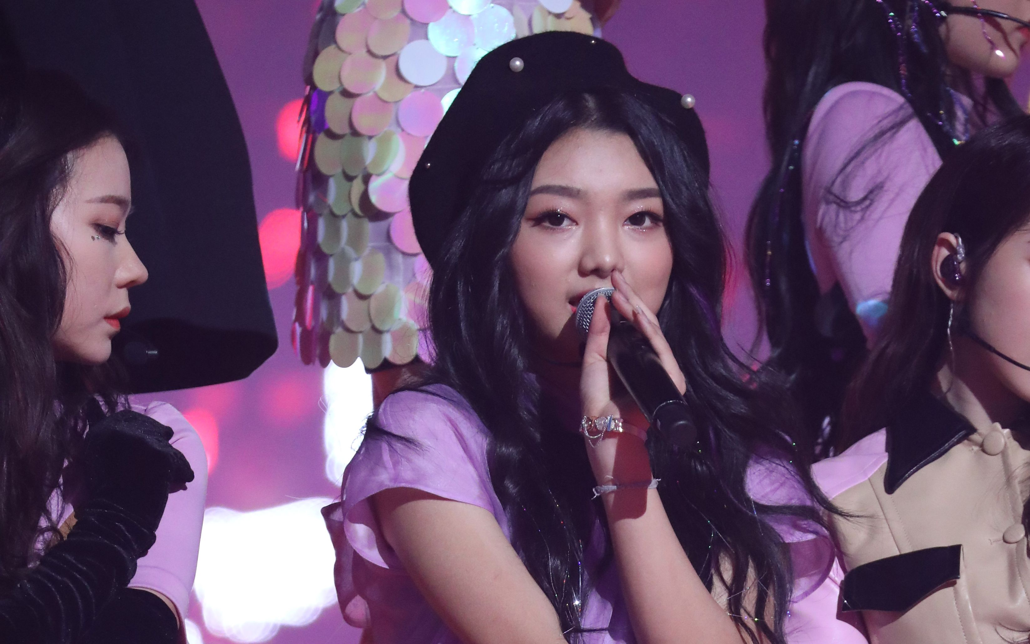 李紫婷北京演唱会撑腰红色高跟鞋focus