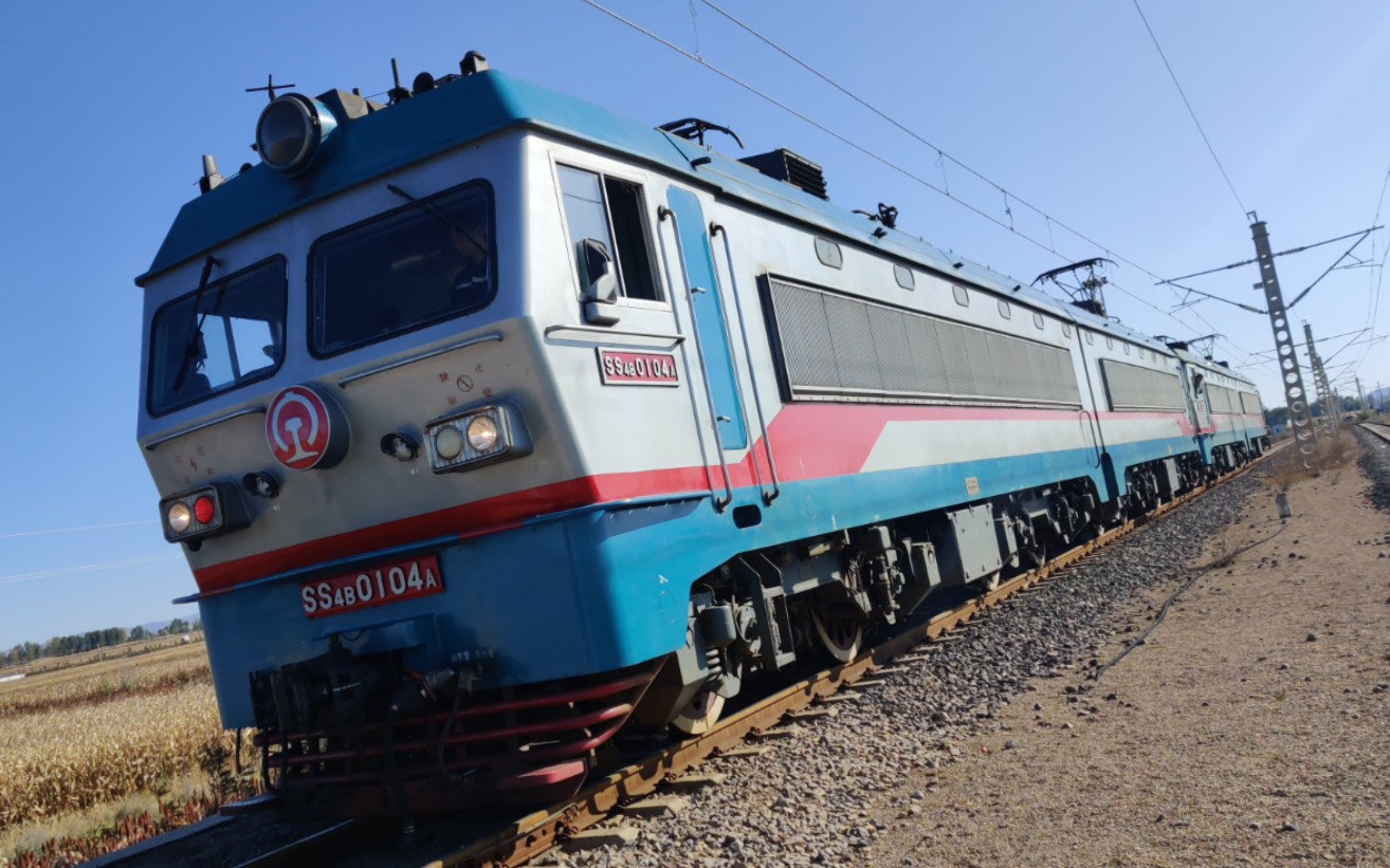 神华集团ss4b重连四节棍挂接万吨c80b重车大列,ss4b风机友情客串