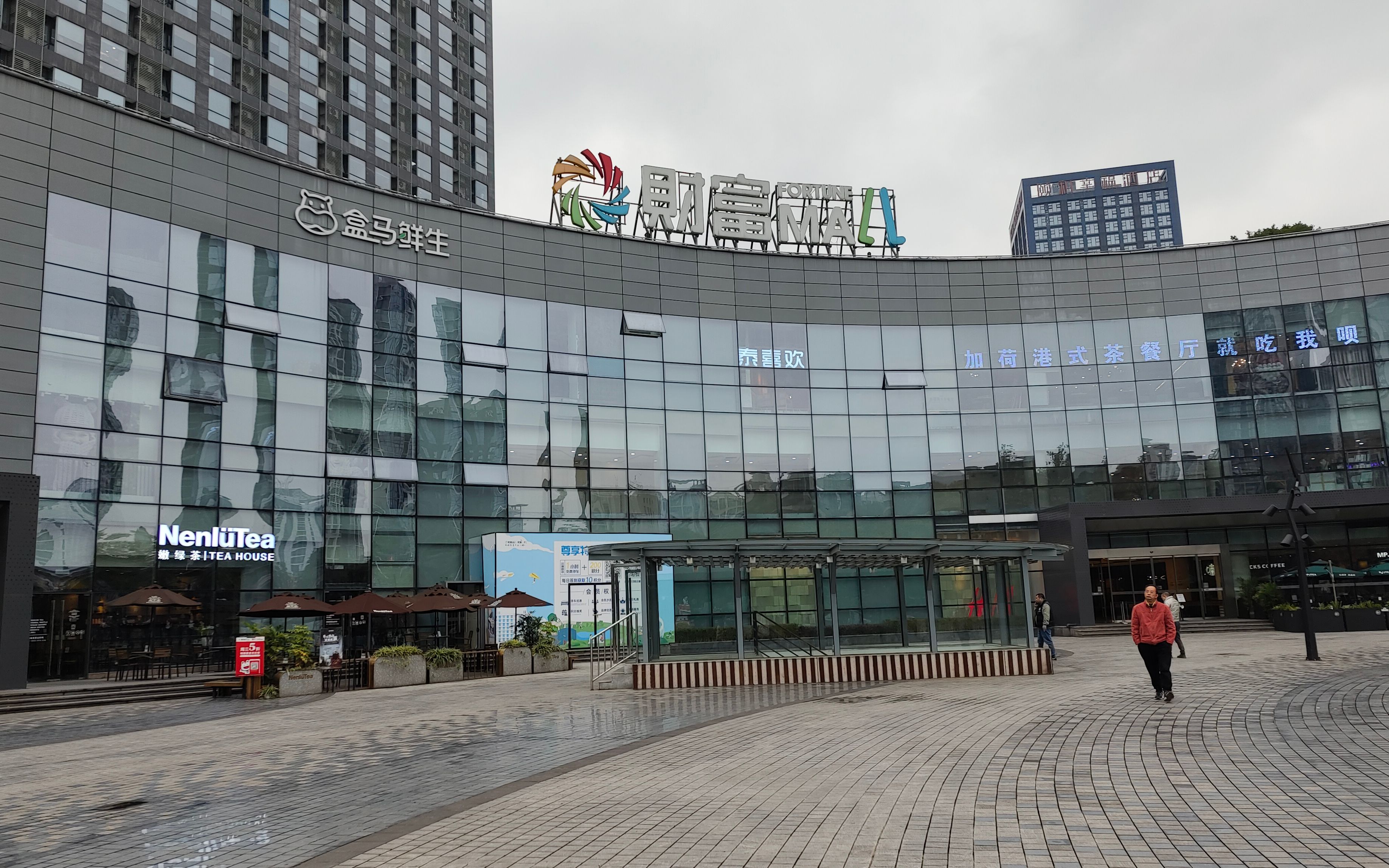重庆江北金融中心商圈规模宏大的财富mall冷冷清清门可罗雀