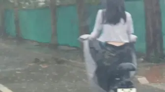 Tải video: 没有停车给她一把伞，每当下雨我都会自责…