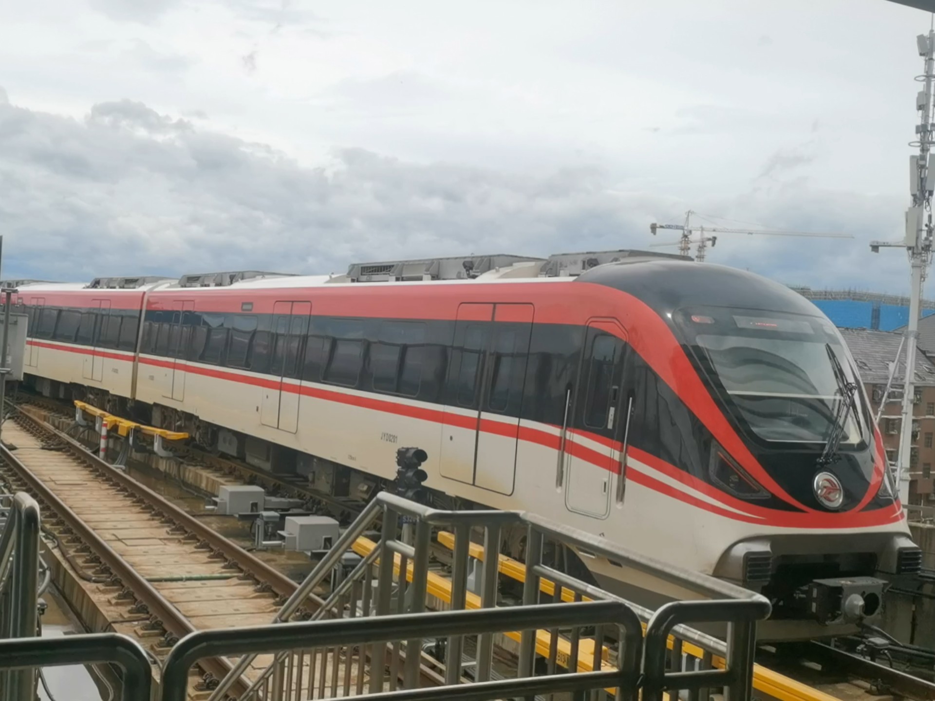 金华轨道交通金义东线列车jyd02号车出凌云站进行折返作业开往明清宫