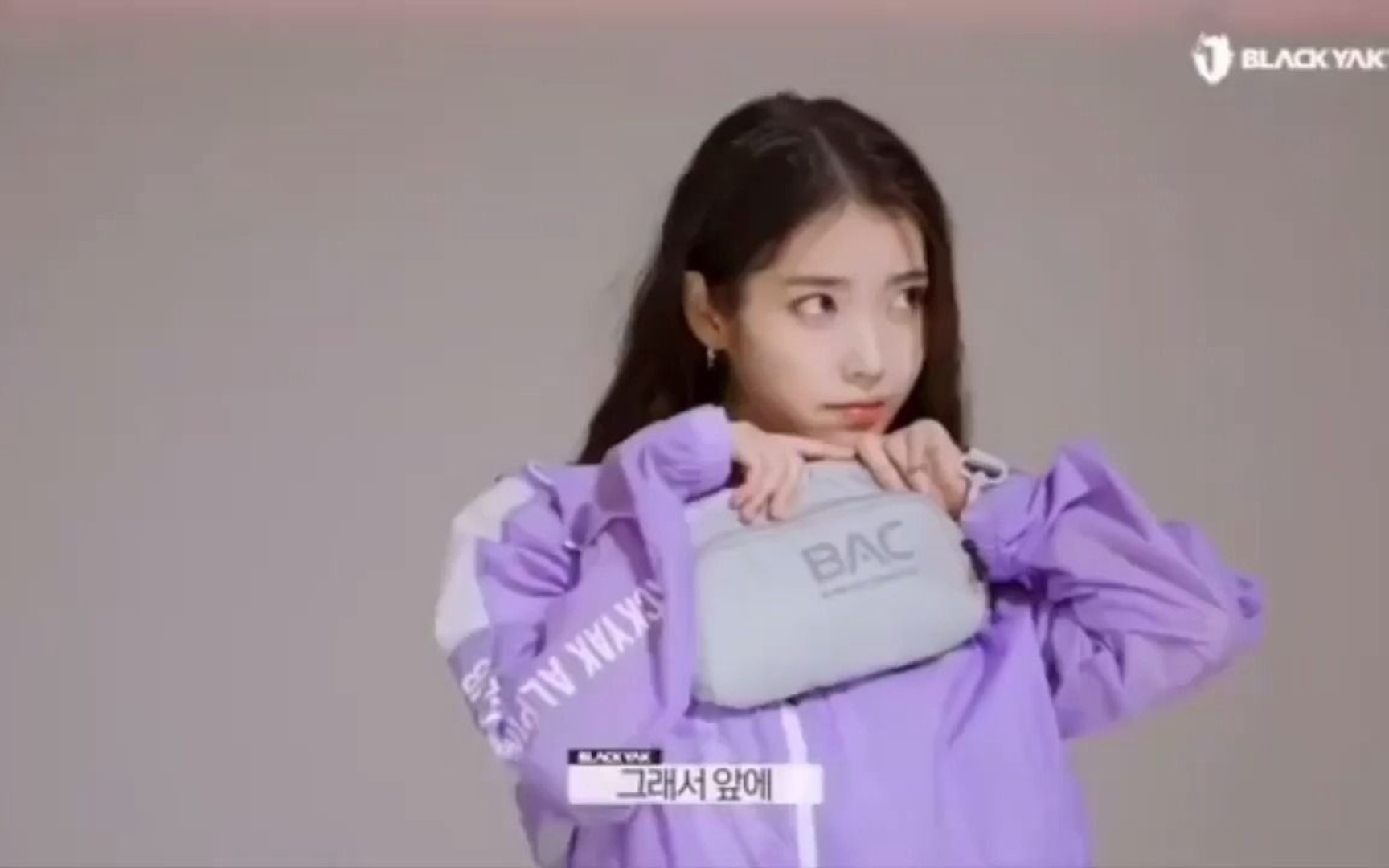 210509 IU x blackyak采访,怎么感觉比以前大了.哔哩哔哩bilibili