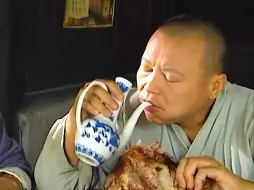 盘点影视喝酒吃肉：郑老屁啃骨头棒子配美酒，吃酱牛肉配老白干！