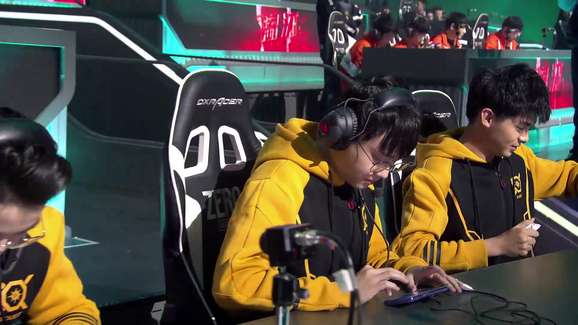 虎牙pel精英时刻xqf伞兵化身烟中恶鬼1穿2决赛圈独狼带队吃蛋糕