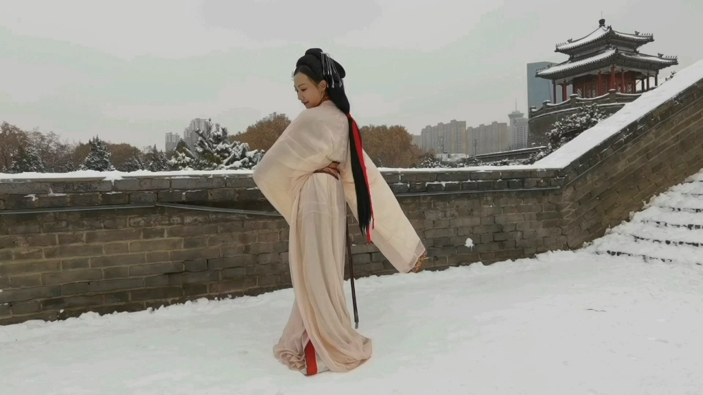 [图]穿越时空梦回赵国雪后游人穿着战国袍在邯郸丛台公园踏雪赏景，仿佛穿越时空，梦回赵国。