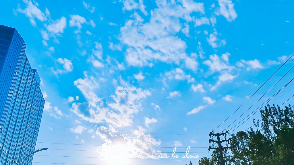 云是人间散客,风在人间牧歌,云朵偷喝了晚风的酒,晚霞红了她的脸