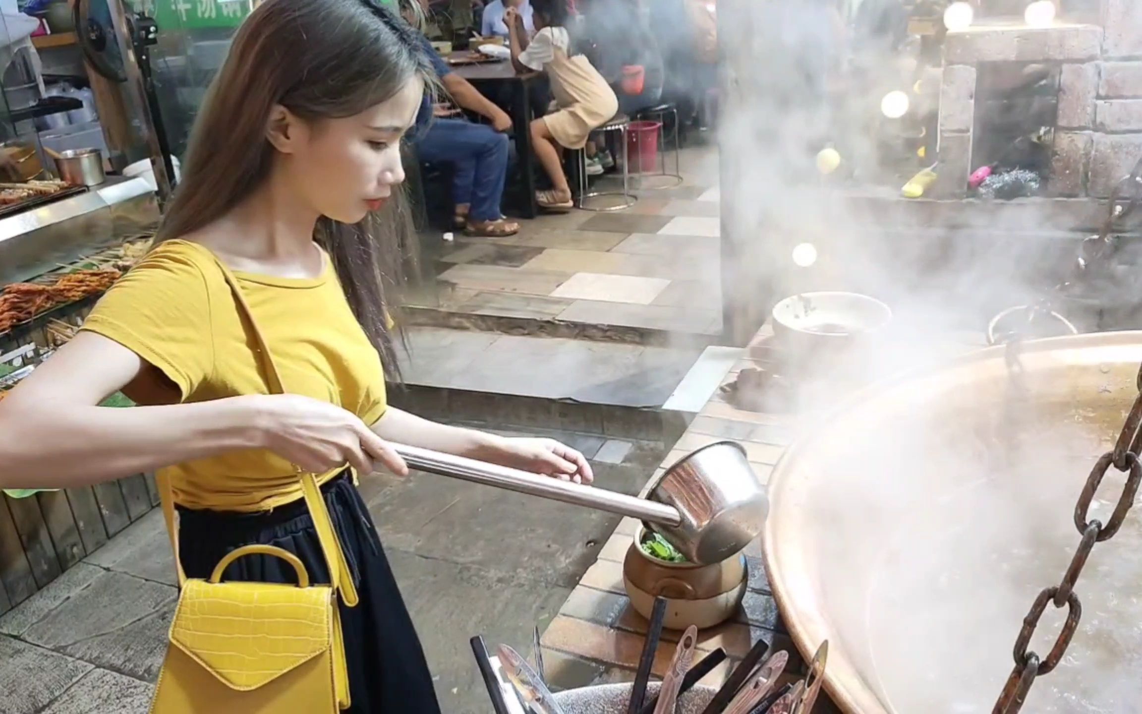 云南建水古城紫陶街里,80斤妹子品尝巨大牛汤锅米线,整整一铁锅牛骨汤