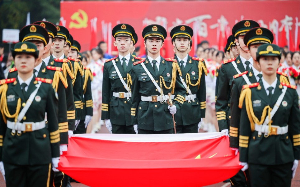 运动会开幕式上,国旗仪仗队20级队员英姿飒爽,步履铿锵,护送国旗展现