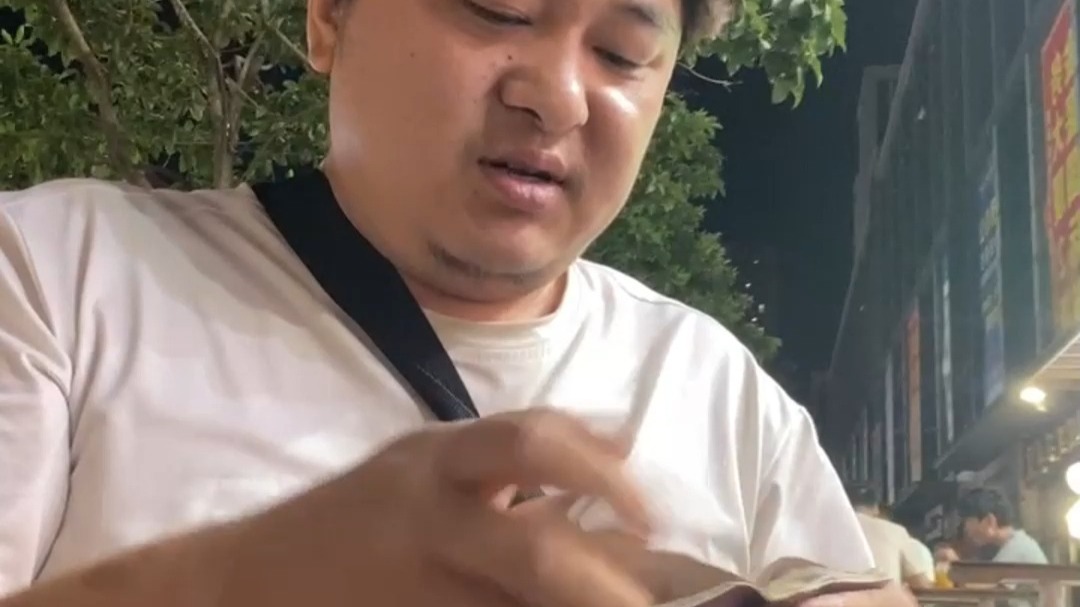 阿奔直播撕护照！
