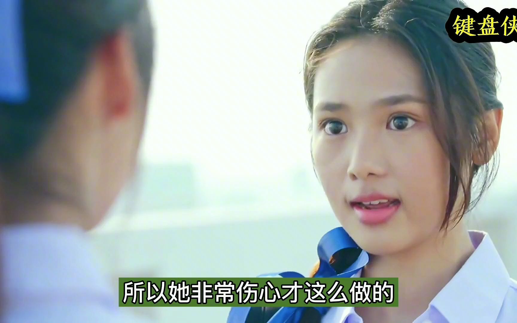 泰剧键盘侠解说女生穿小背心被键盘侠嘲笑胸部小