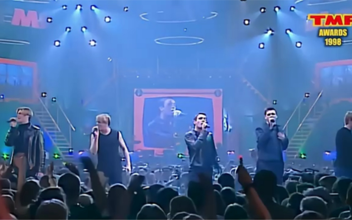 [图]【Westlife】1998年Swear it again表演 穿皮衣太帅了！！