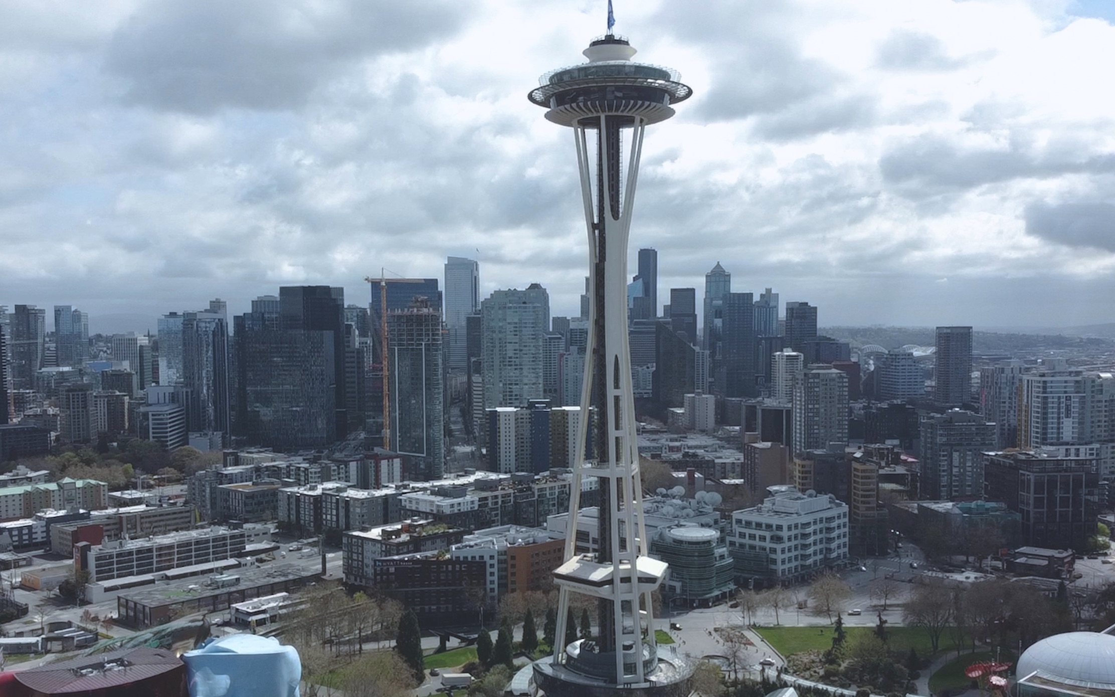 疫情下的美国到底是什么样的华人小哥无人机航拍西雅图宛如空城竟然有