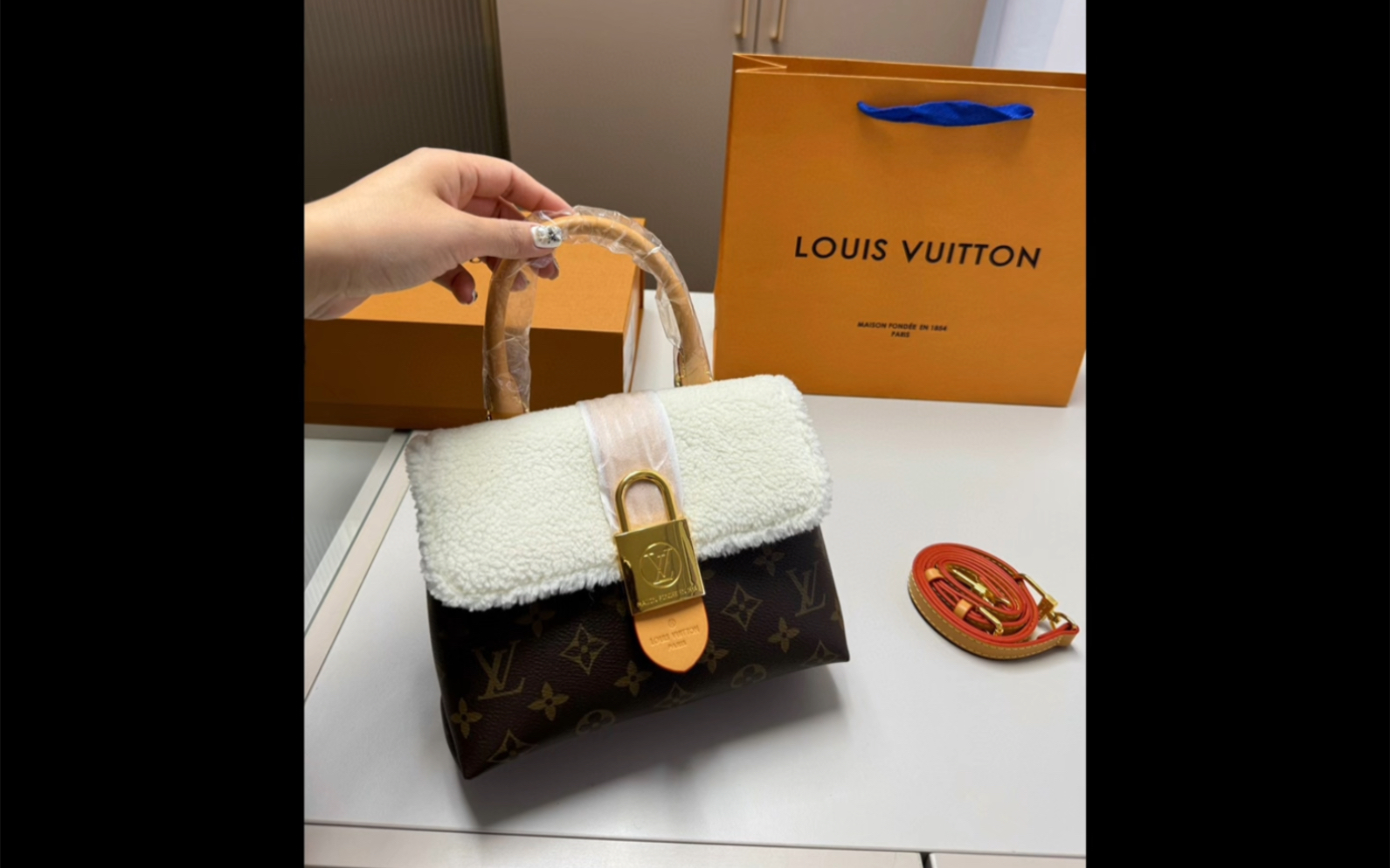 lv 羊羔毛锁头包