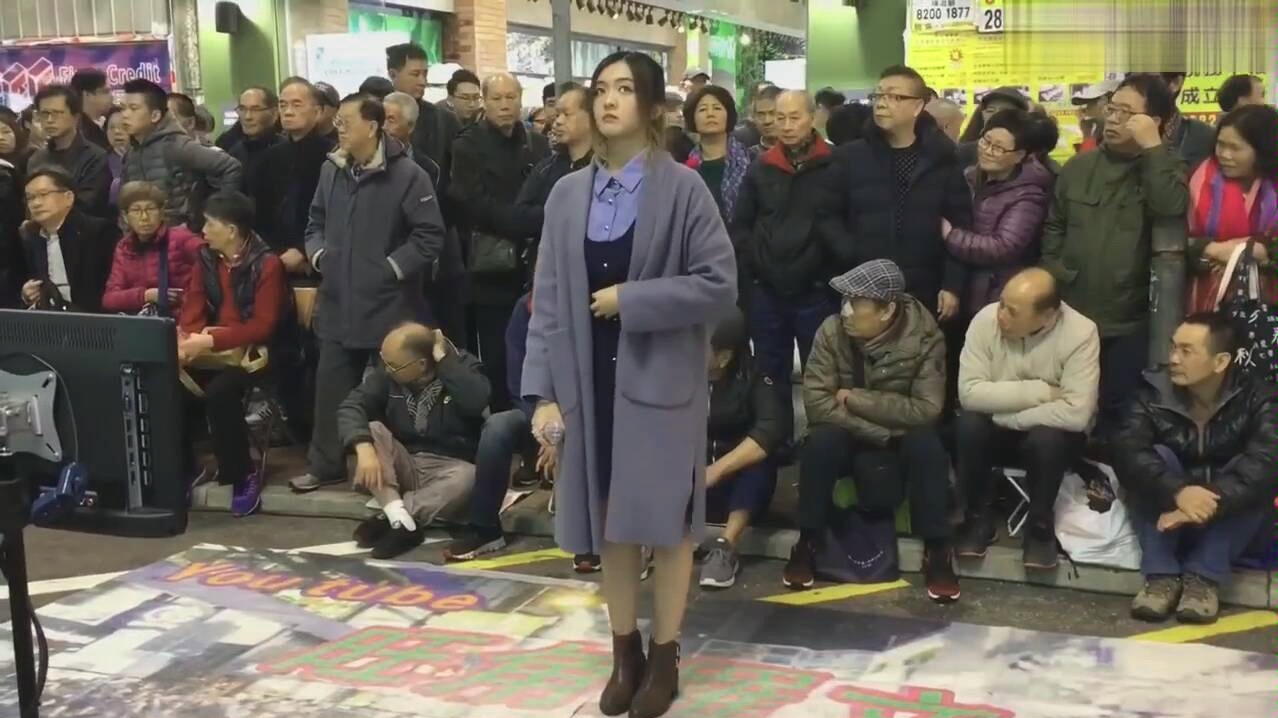 [图]美女歌手街头动情演唱《听海》唱的真好听，现场一群老头看的津津有味！