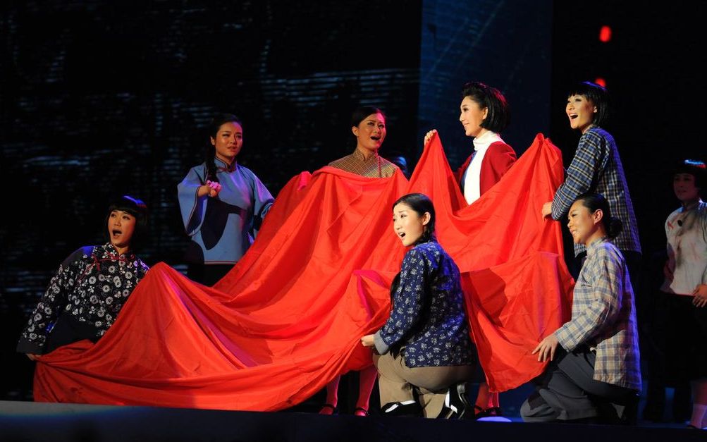 李本良演奏的二胡曲《绣红旗》