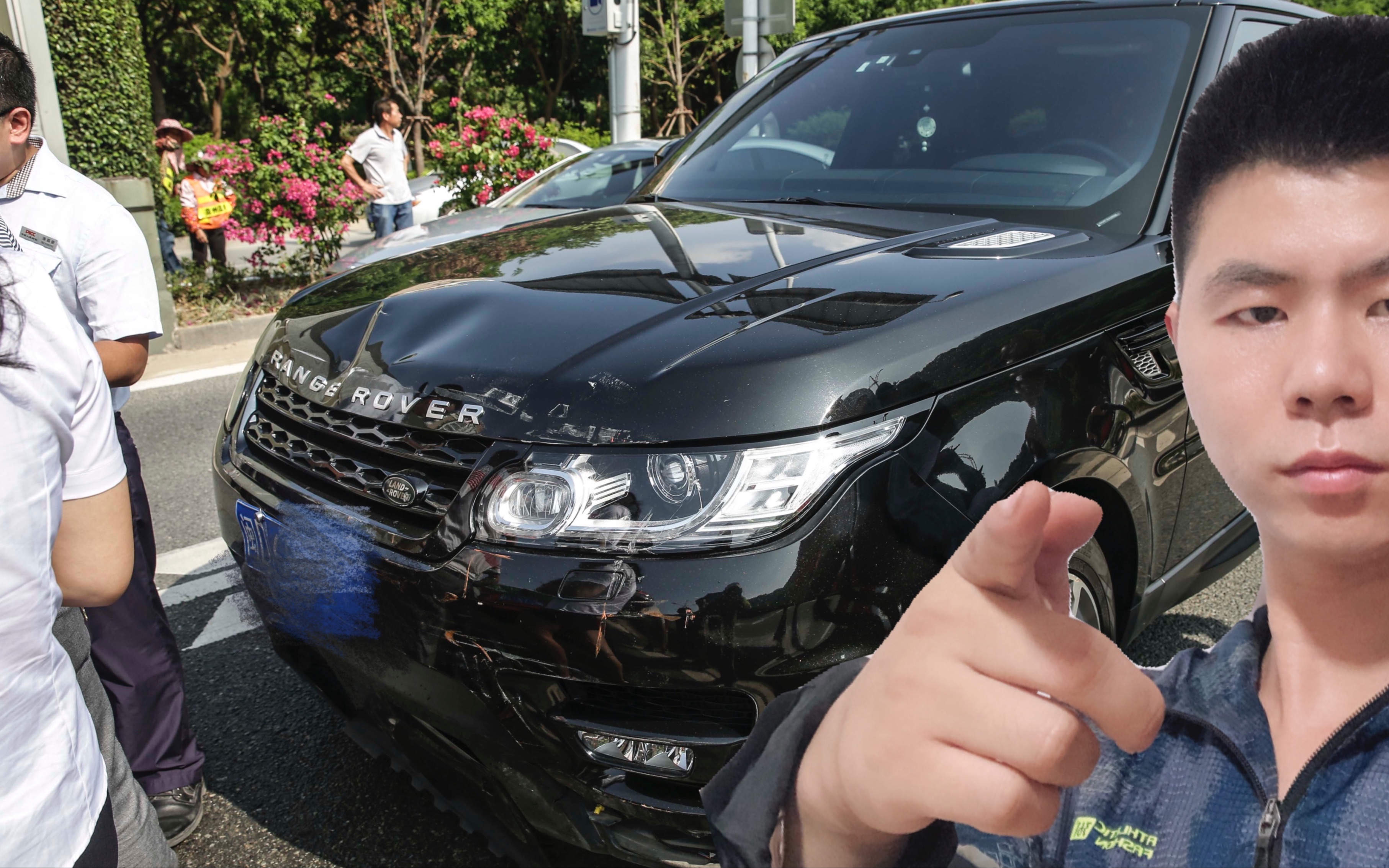 礼让行人遭歧视!奔驰车狂撞路虎车并用剪刀威胁,只因为一个中指