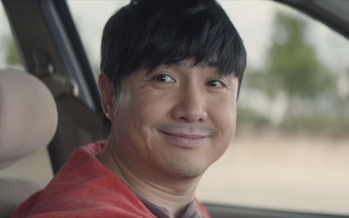 职业赛车手考驾照,本想给教练露一手,没想到一脚把车子踩爆了