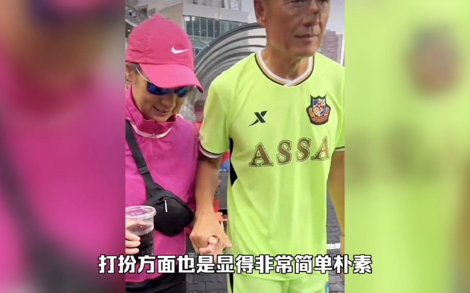 苗侨伟携妻子现身球场!戚美珍面容似男性,霍启山设宴款待群星哔哩哔哩bilibili