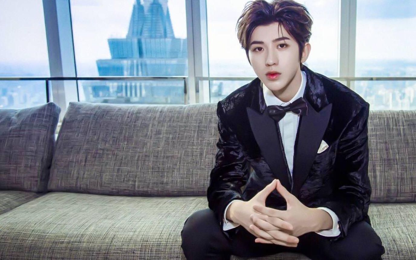 蔡徐坤和宇宙大明星金希澈同框都是金发谁赢了