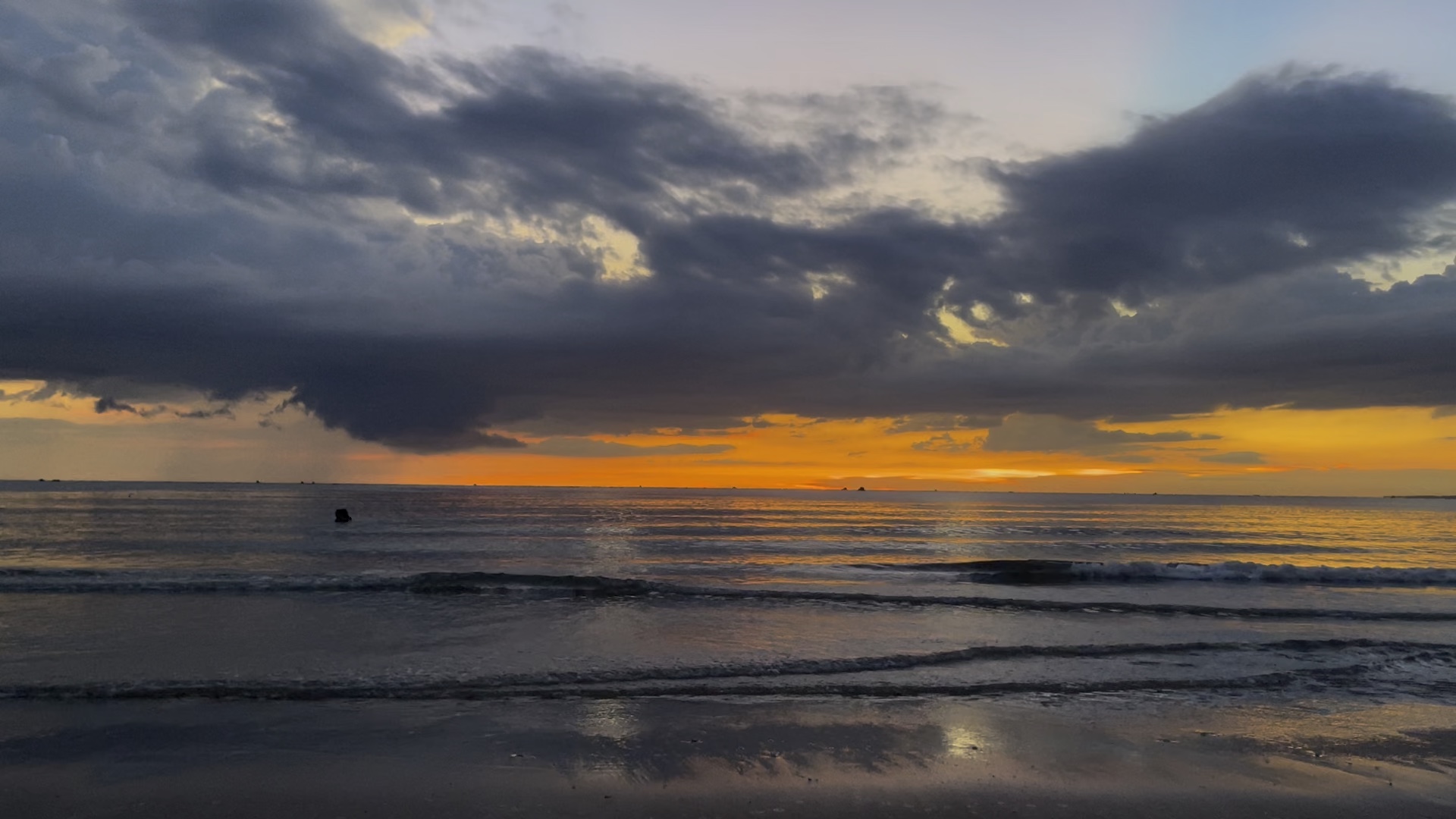 落日就像一幅画,画里有美丽的晚霞