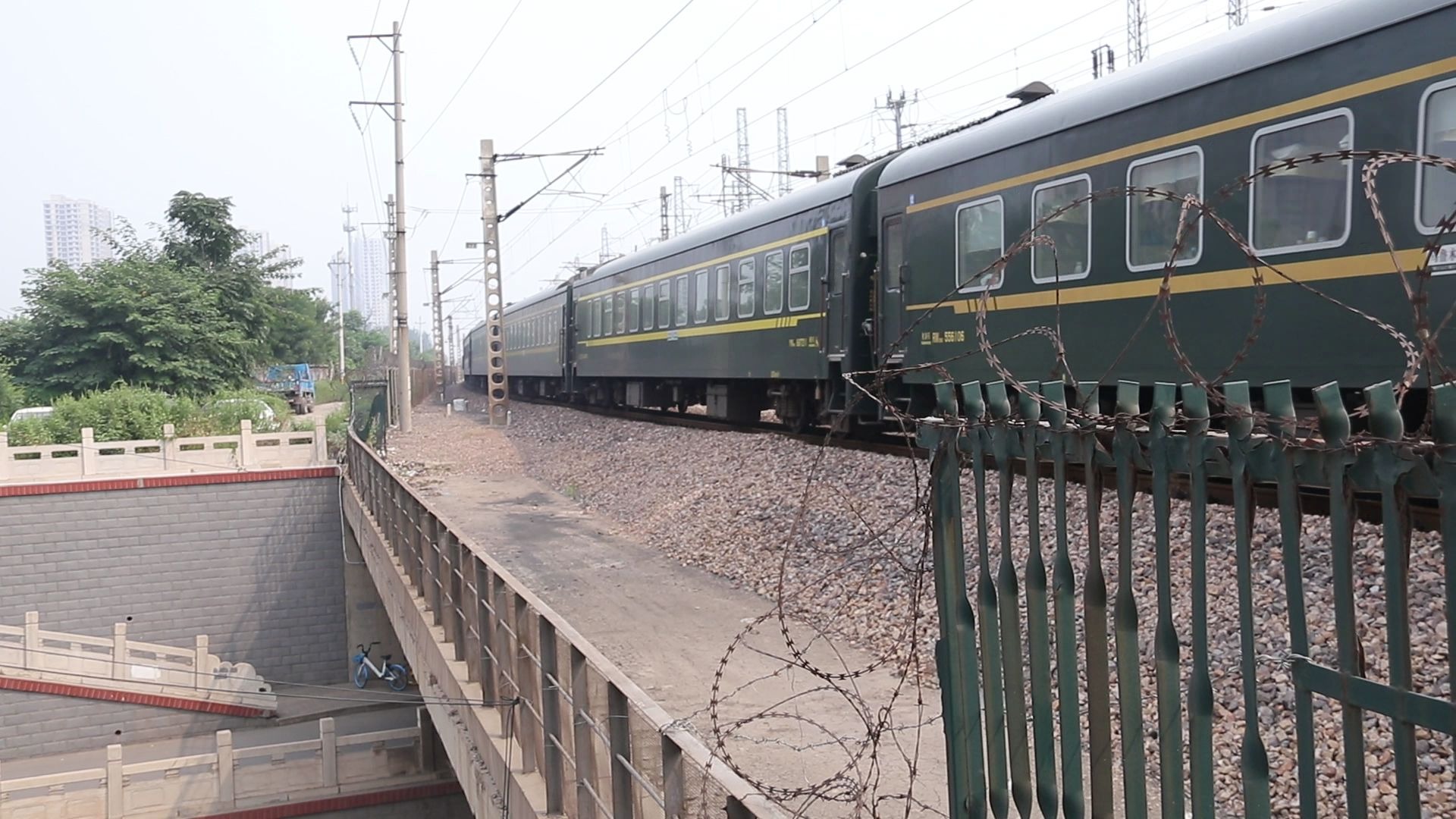 沈局沈段hxd3d-0002担当全国运行距离最长列车k1082次通过石德线谈固