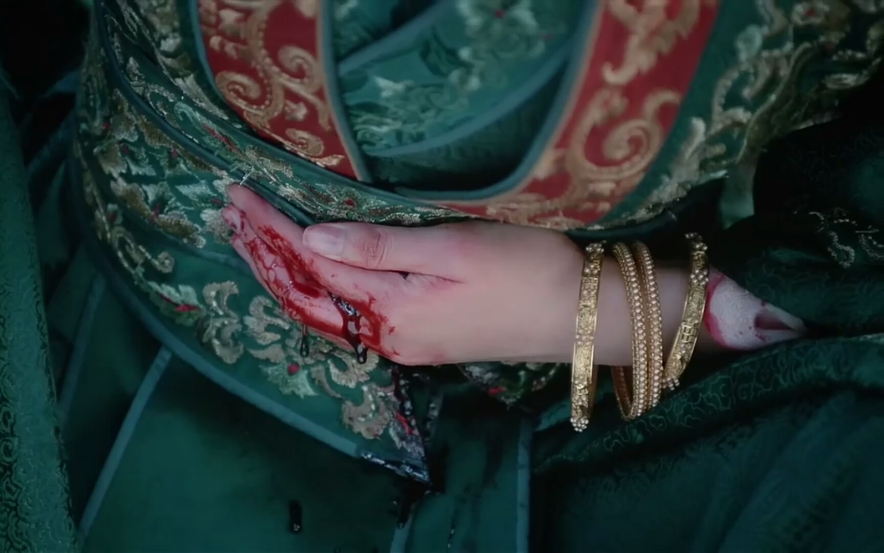 古风空镜江湖打斗剑被打下新娘发钗被打落腹部出血新娘被打伤