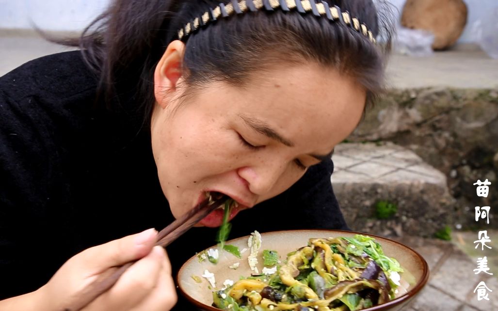 苗大姐1个茄子配一斤辣椒,辣得眼睛幻散,赶紧红薯来止痒