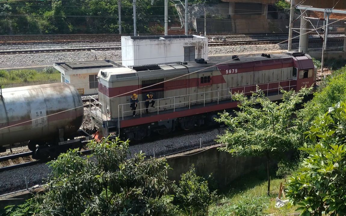 春运首日,广铁株段东风7c5675牵引轻油罐车小运转往永州站方向行驶.