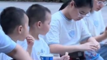 河南，两个女儿，两个儿子，幸福一家人！老大双胞胎姐妹，二胎迎来双胞胎兄弟，一家两对双胞胎，丈夫曾直言不过多双筷子。