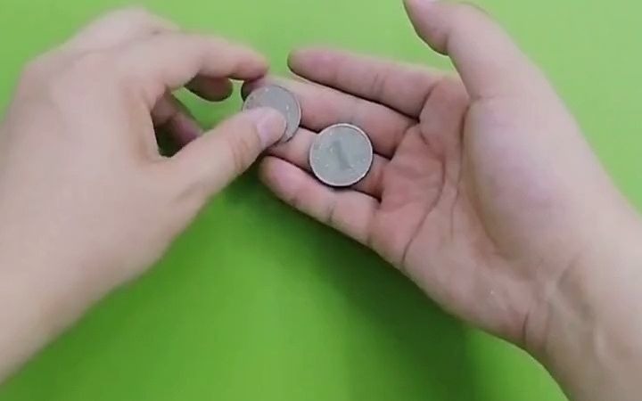 【魔术】两枚硬币的魔术,你能看出破绽吗?_哔哩哔哩_bilibili